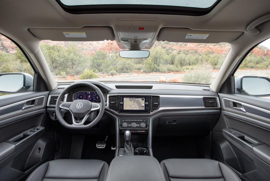 Торпедо Volkswagen Atlas SEL V6 R-Line 2020 года  (фото 32 из 43)